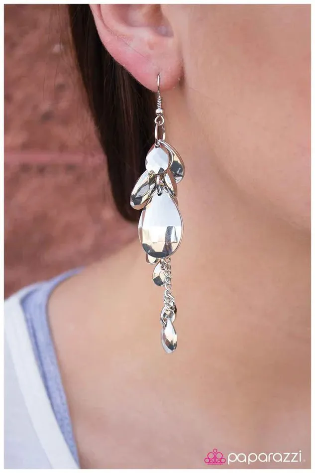 Paparazzi Jewelry Earrings Paparazzi Earring Dancing in the Rain Silver
