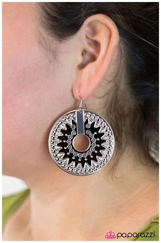 Paparazzi Jewelry Earrings Paparazzi Earring The Essence of Radiance Black