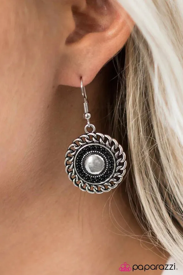 Paparazzi Jewelry Earrings Paparazzi Earring Trust Me Black